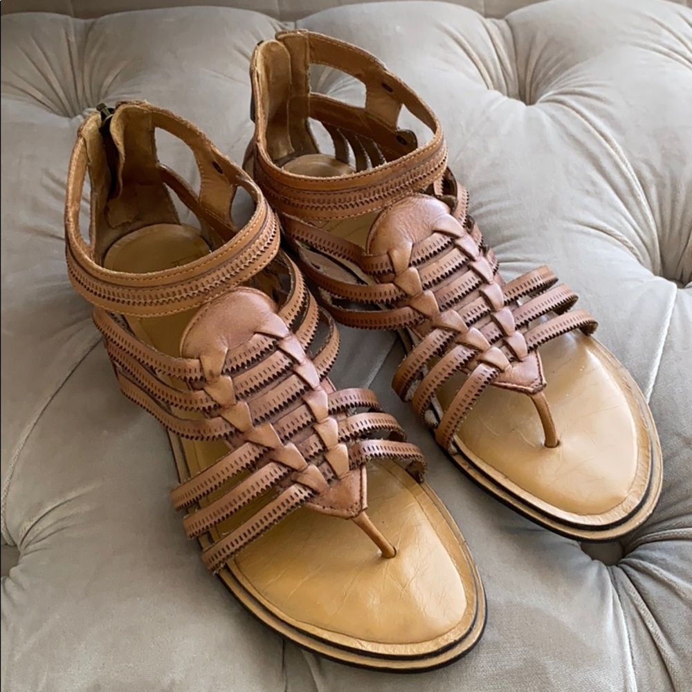 EUC DVF tan / camel sandals. Women’s size 8